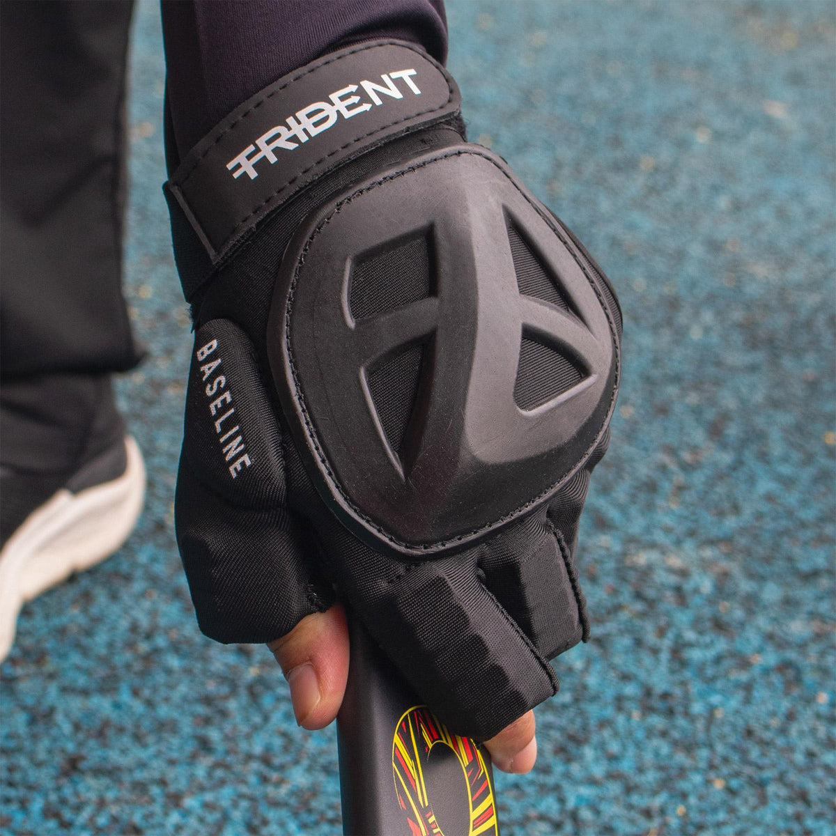 Trident Baseline Hockey Glove – Black (LH)